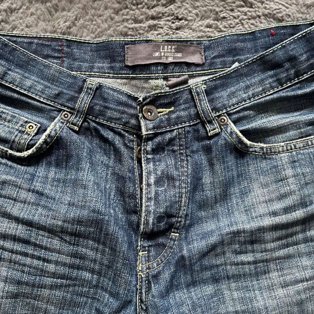 ett par lite mer baggy jeans ifrån L.O.G.G som jag älskat så mycket! Då den varit lite långa på mig (är 167) har den slitits lite längst ner som ni ser på bilden. Men det är inget man tänker på. Storleken är 32/34, men skulle personligen säga S/M.. Jeans & Byxor.