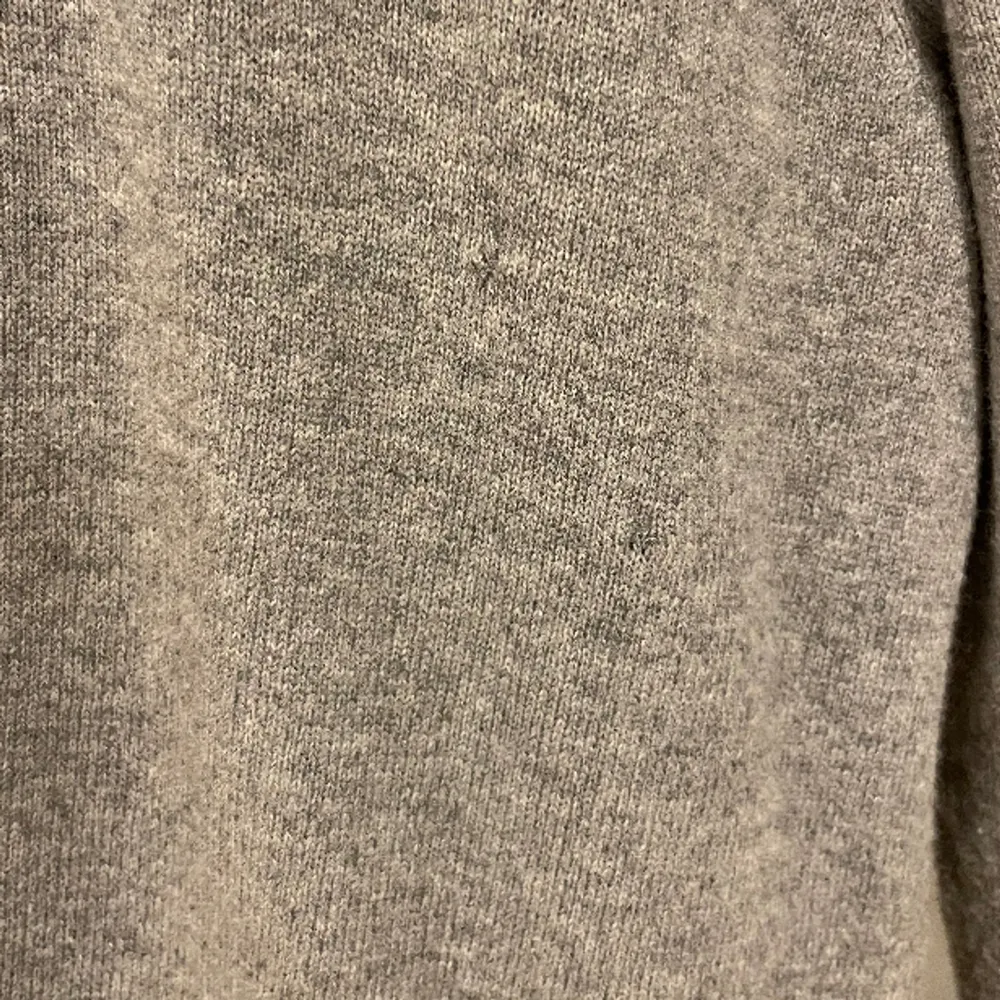 Polo Ralph Lauren tröja i 100% merinoull. Tröjan är i mycket skick, förutom två små tygknutar som knappt syns (se bild 3). Modellen är 187 cm lång och nypris är 2200 kr. Hör gärna av dig om du har frågor. . Tröjor & Koftor.
