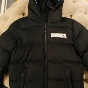 Hoodrich jacka 10-12 år - M barn storlek 10-12Y använd få gånger super fin jacka. Pris går att diskutera vid snabb affär