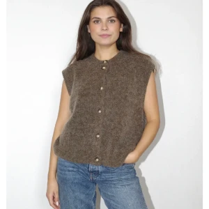 Stickad väst - Brun stickad bäst från ett danskt märke som heter Boii. Jag råkade beställa två, så den är helt oanvänd och ligger kvar i påsen.   Nypris: 550