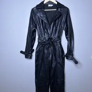 Fake skinn jumpsuit från NA-KD X Gine Margrete, strl 34, andrig använd