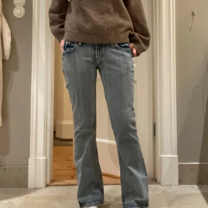 Tokyo Rose lågmidjade jeans  - Ljusblåa Tokyo Rose lågmidjade jeans med coola fickor. Superfint skick! Midjemått: 82cm, innerbenslängd: 79cm💕💕 Hör gärna av vid frågor/ funderingar!!