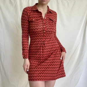 60s klänning - Superfin klänning med 60-tals vibe som tyvärr inte kommit till användning. Köpt här på plick och känns som nyskick!❤️