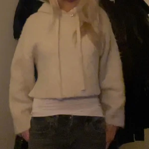 Zara stickad hoddie  - Stickad hoddie från zara! Sjukt snygg, säljer pga att den inte kommer till användning☺️ créme vit 