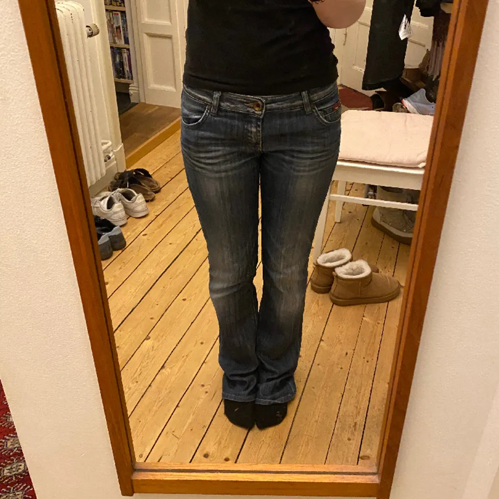 jättesnygga bootcut jeans från GAS i storlek 30❣️finns lite slitningar längst ner och ett litet hål som inte syns, se bild 3❣️. Jeans & Byxor.