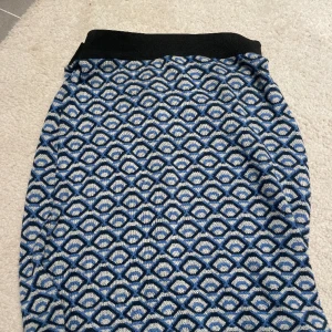 Kjol/topp - Supersnygg stickad kjol från Gina tricot som jag däremot använt mest som topp, väl använd fast jätte fint skick!