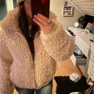 Pälsjacka  - Säljer denna pälsjacka som ursprungligen kommer från bikbok, har själv köpt den från Sellpy. Ej använd av mig vid köpet från Sellpy pga strl. Obs har fåtal fläckar inuti. Frakten ingår! Skicka frågor vid funderingar🙌🏼💘