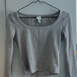 Thight långärmad  - En thight långärmad t-shirt. Basic jättefin och passar till allt💗