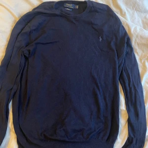Ralph Lauren sweatshirt  - Tja, säljer denna balla sweaten för att den ej använda tillräckligt. 10/10 cond. Skriv om du har några frågor.🙌