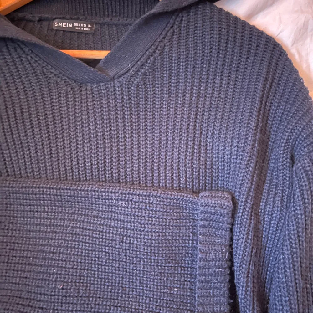 Mörkblå, tjockt stickad tröja från Shein med vida ärmar. Storlek S och enbart nvänd någon gång.✨. Stickat.