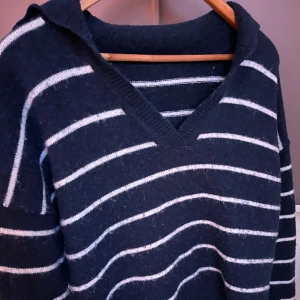 Randig stickad tröja - Mörkblå, randig, stickad tröja från Shein i storlek S✨