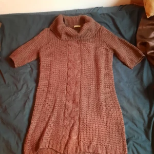 Stickad polo klänning - Brun stickad poloklänning med trekvartsärm som jag köpte i Manchester under en goblincore fas men som inte längre kommer till användning... supermysig och jättesnygg med ett bälte;>