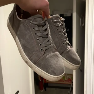 Louboutin  - Har bara skorna  Vet inte om dem är äkta eller kopior köpa på plick  Pris går att diskutera 