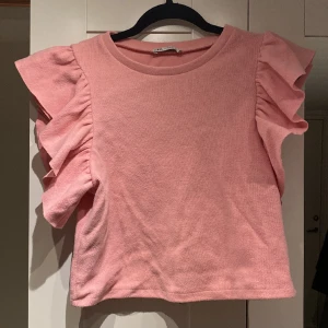 Zara blus  - En rosa blus med fina volanger. Storlek M men passar mindre.