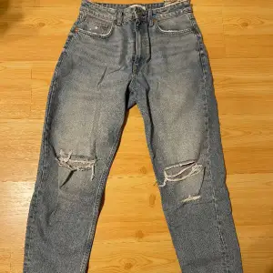 Säljer dessa zara jeans i storlek 38, då dem inte passar mig längre. Sitter jätte fint på! Köpare står för frakt💗