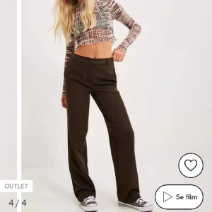Bruna kostymbyxor Nelly - Dessa är i ett fint skick och skulle passa en 32-36 beroende på önskad fit. Säljer då de inte kommer så mycket till användning, finns ej att köpa längre! Pris kan diskuteras vid snabb affär, hör av dig vid frågor eller intresse☺️