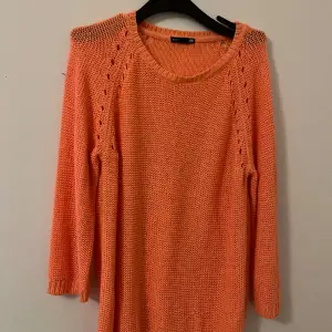 En orange ljug tröja i storlek M aldrig använt  
