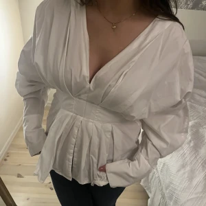 HM vit Blus/skjorta - Jätte fin och aldrig använd vit blus ifrån Hm i storlek M. Bra skick.