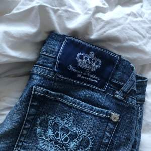 Ett par mörkblå Victoria Beckham jeans, i super kvalite, st 28 och passar perfekt till mig som är 168 cm lång, skriv privat för mer information och intresse!!