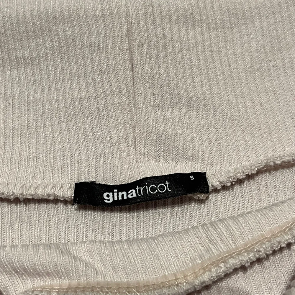 Off-shoulder tröja från Gina Tricot Storlek S. Toppar.