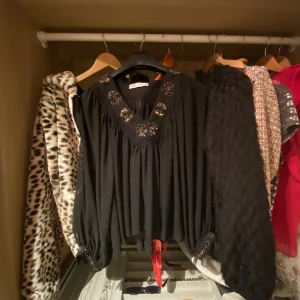 Snygg fest blus!!🍾 - Super snygg fest blus från Zara använd 2 gånger i storlek xs