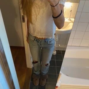 Mid/low waist Jeans ljusblå med hål - Köpte dessa från vinted men de var för små, supersnygga önskar dom passade mig! från zara 