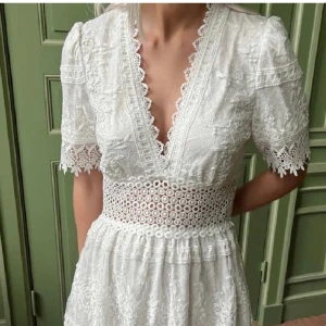 Vit klänning  - Säljer denna sjukt snygga klänning som är från Gina. Den är slutsåld på hemsidan. Perfekt att ha nu i sommar eller på studenten. Är endast använd 1 gång o ny pris är 699 kr. Hör av dig vid frågor💕