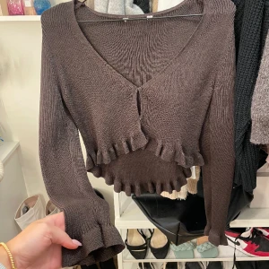 Kofta/blus - Jättefin blus/kofta från hm. Vet inte storlek då lappen blev bortklippt men gissar på M