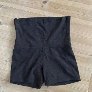 Träningsshorts - Knappt använda, hög midja. 