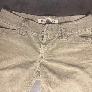 Supersnygga beigea bootcut lowrise manchester byxor - Säljer dessa superfina manchesterbyxor från Gap. De är köpte secondhand och i jättebra skick, men tyvärr för stora för mig. Skulle passa perfekt på M! De är låga i midjan och bootcut, med snygga unika detaljer. Kontakta mig för mer bilder och info💗