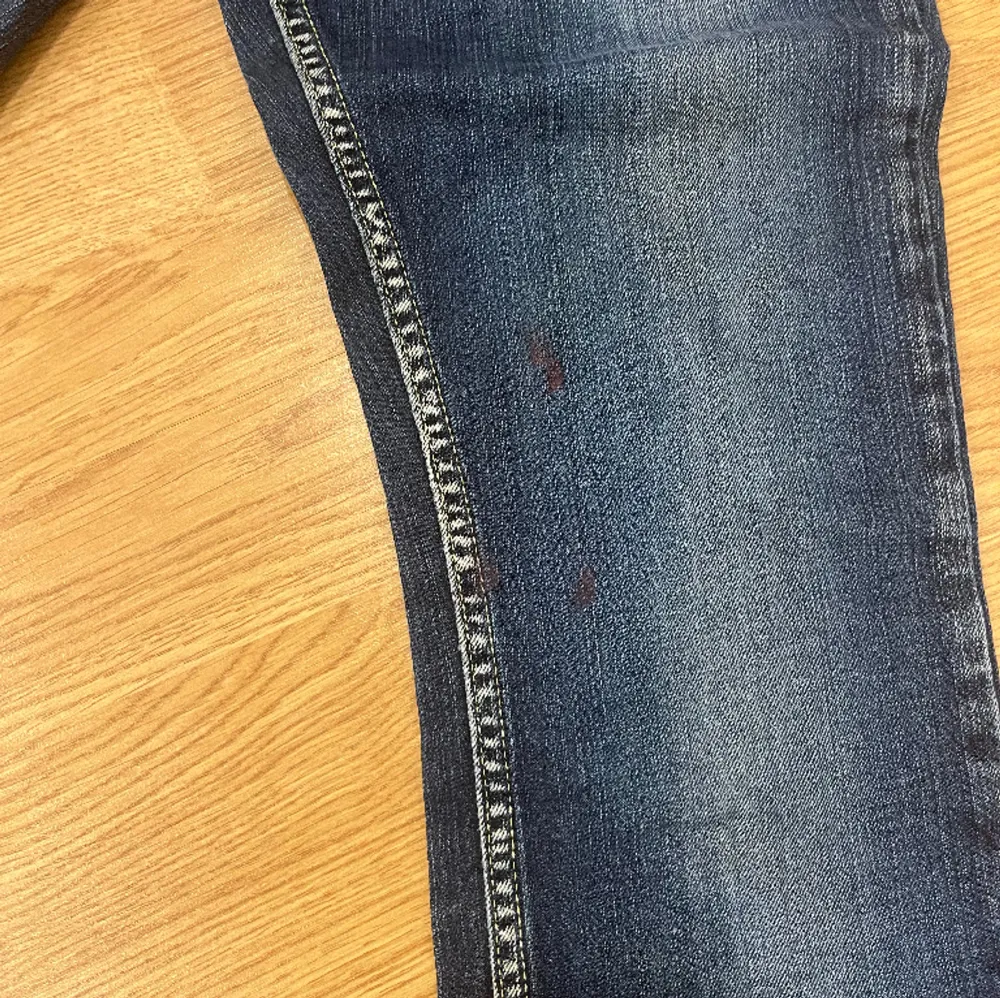 lågmidjade bootcut/straight jeans skick: väldigt bra! defekter: akrylfärg (3e bilden) köpta för 350kr!  för mer info kom privat! (priset kan diskuteras). Jeans & Byxor.