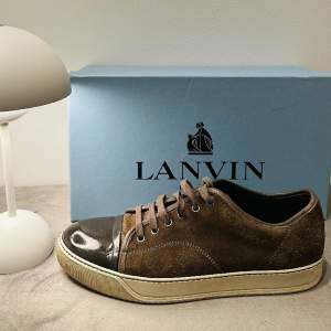 Säljer dessa eftertraktade Lanvin patent cap toe i en sällsynt brun färg. De är uk 9 dvs 43-44, Nypris 4600kr. De är i fint skick men tecken på användning finns. Smidiga affärer prioriteras🤝