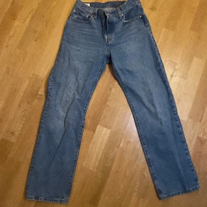 Jeans - Ett par mörkblå Levisjeans, använda ett antal gånger men inget som syns.