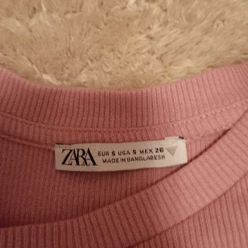 En jättefin ljusrosa volang topp ifrån Zara, aldrig använd, bara testad💓. Toppar.