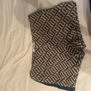 Mönstrade shorts - Jag säljer dessa söta shortsen till sommaren då dom inte riktigt ör min stil längre. De är lowwaist/ mid och är väldigt sköna och storlek 38❤️