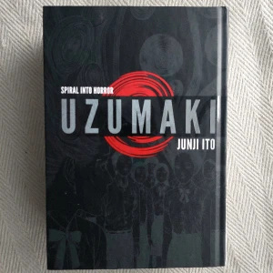 Uzumaki - Junji Ito Manga  - Uzumaki av Junji Ito på engelska! Några små repor på framsidan (se sista bilden) men annars i fint skick 🩷  