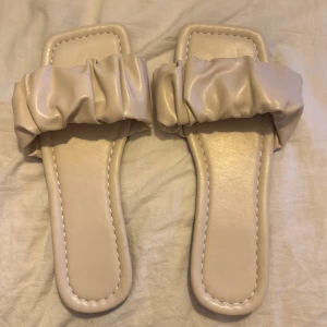 Beiga sandaler - Ett par superfina sandaler, aldrig använda då dom är för stora för mig. Supersköna att ha på sig och sköna att gå i