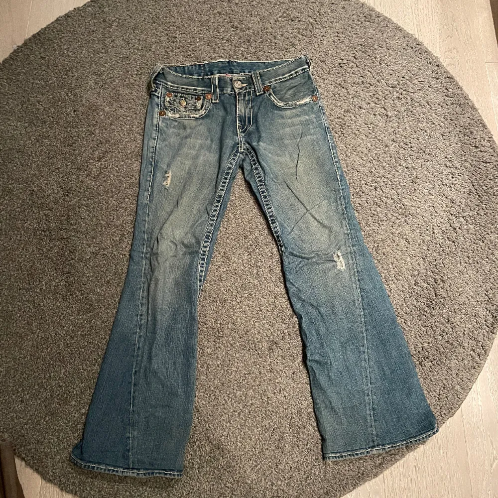 Ett par feta true religon jeans med flaire. Köpte dom på seams för 1470kr!. Jeans & Byxor.