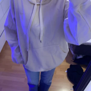 Ljus gul Levi’s hoodie - Använder fåtal gånger, lite större i storleken den är Xs men är lite mer en S 