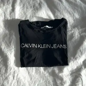 Säljer min Calvin Klein t-shirt i strl XS. Behövs strykas då den legat i garderoben ett bra tag, men annars i bra skick. Tryck gärna på köp nu.💕