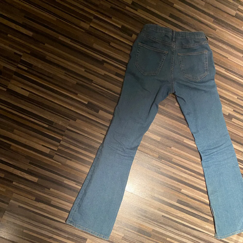 Jättefina jeans från Hm. Köpta för 250kr. Jeansen är i storlek 164 som jag skulle säga är som xs. Använda ett fåtal gånger. Jeansen har en slits nere på byxbenen. 💓💓. Jeans & Byxor.
