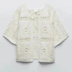 Zara kofta - Säljer denna superfina kofta från zara i S. Endast använd några gånger så den är i bra skick💗