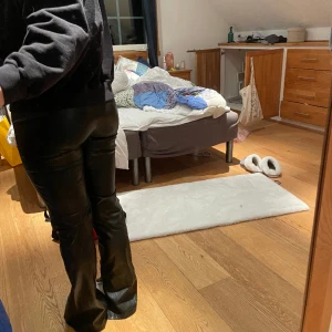 Läderbyxor - Snygga svarta läderbyxor köpta från HM❤️ Nysick med prislapp💕 Sitter bootcut med slitsar på insidorna😊 Öppen för prisförslag och köp nu💕 