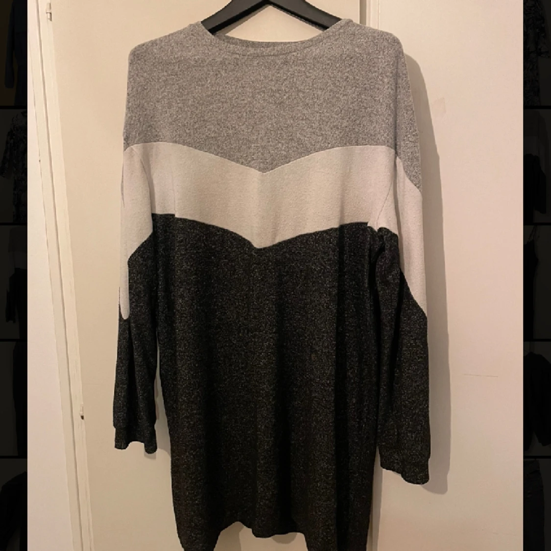 Stickad långärmad klänning