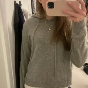 ❗️I FÄRGEN GRÖN❗️Säljer en softgoat liknade hoodie från zara i färgen grön/khaki! Kom privat för bilder🌸🌸