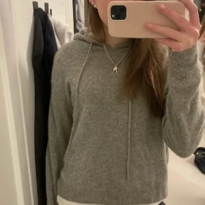 Zara Hoodie - ❗️I FÄRGEN GRÖN❗️Säljer en softgoat liknade hoodie från zara i färgen grön/khaki! Kom privat för bilder🌸🌸