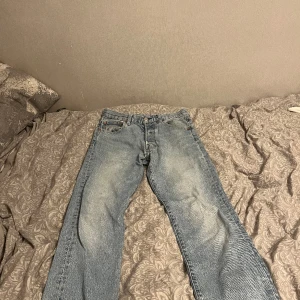 levis 501 - 501 som bara ligger i garderoben pga små hål i bak, de går väldigt enkelt o sy men pga lathet låter jag nästa ägare lösa det, strlk 30/34
