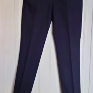 Kostymbyxa Tiger of Sweden - Knapp använda. Fint skick. Modell Herris. Tunnt ulltyg. Passar kavaj Nedvin.