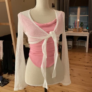 Bolero knyt-kofta - Vit bolero/ knytkofta. Supersöt 