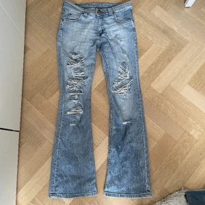 Vintage bootcut lee jeans  - super söta vintage lee jeans som är är håliga😍 säljer pga de är lite för stora för mig som är 165, och storlek xs, men de passar lätt storlek S/M. Går att fråga om mer bilder💞